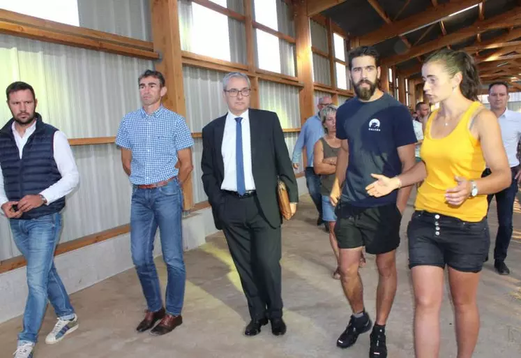 Les associés du Gaec de Drom ont présenté la situation de leur exploitation au nouveau préfet du Cantal.