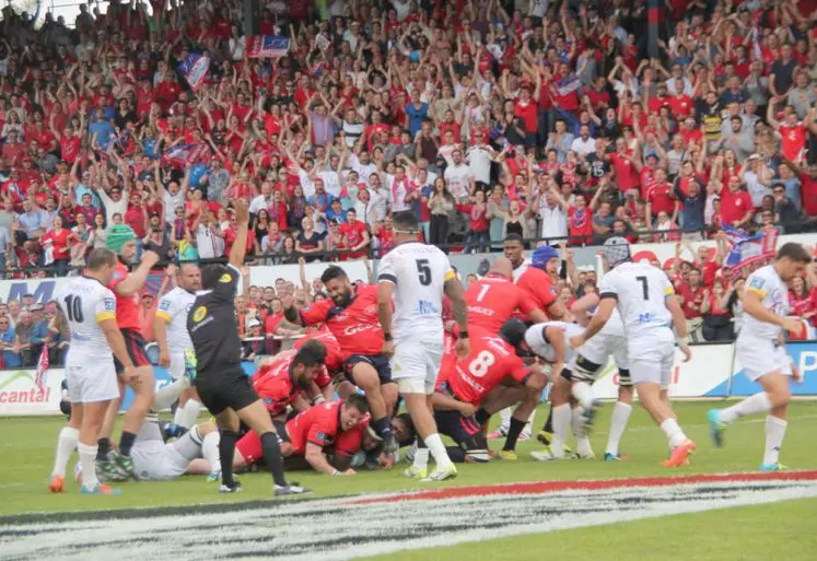 On joue depuis 19 minutes. Le pack aurillacois emporte tout et Latuka Maituku plante le premier essai du match.