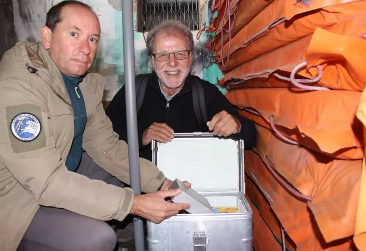 Opération de contrôle et maintenance pour Raymond Piccoli et Ferdinand Patt auprès de la toute jeune station d'enregistrement du Lioran.