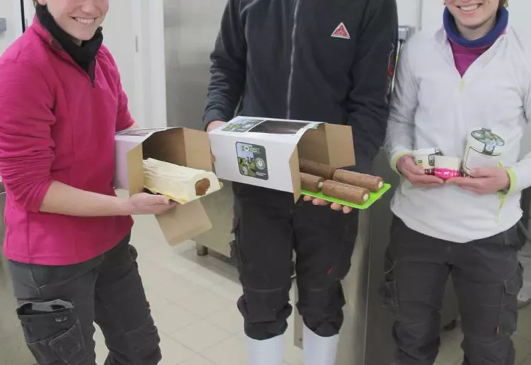 Sébastien Bardet et ses belles-sœurs jumelles, Cathy et Julie, présentent les produits glacés issus de la transformation du lait de ferme. 