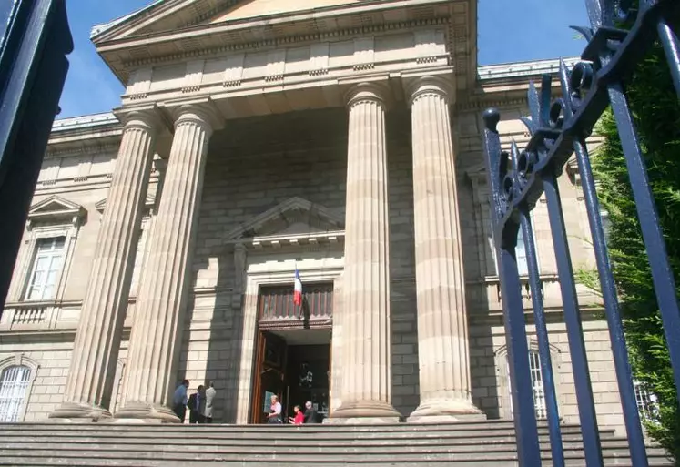 L’audience de rentrée participe à l’attente de percevoir ce qui se déroule derrière les imposantes marches du palais de justice.