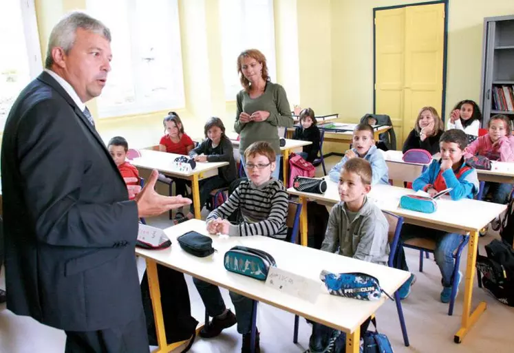 L’école primaire de Saint-Cernin a bénéficié d’un poste supplémentaire cette année. Yves Delécluse, directeur des services de l’Éducation nationale, est venu en personne rendre visite à Karine Termentina et à sa nouvelle classe de CM1.