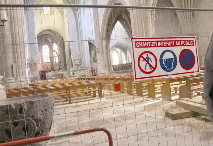 Les travaux pour consolider les voûtes de l’abbatiale ont débuté cette semaine. L’enceinte reste accessible au public.