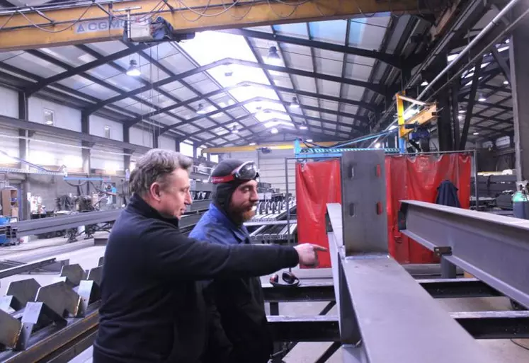 Michaël Boyer voit aussi la performance de son entreprise dans les équipes qui la composent, comme ici dans l'atelier de Massiac.