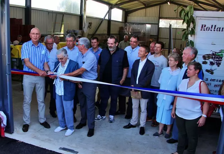 C'est à la maman d'Henri Monier qu'il est revenu de couper le ruban inaugural de l'atelier châtaignes.