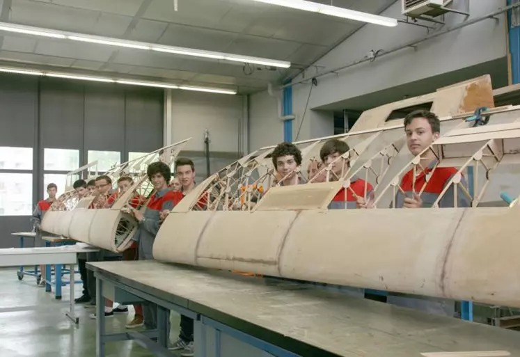 Les jeunes ont déjà bien avancé : les deux ailes du planeur sont en cours de finalisation...