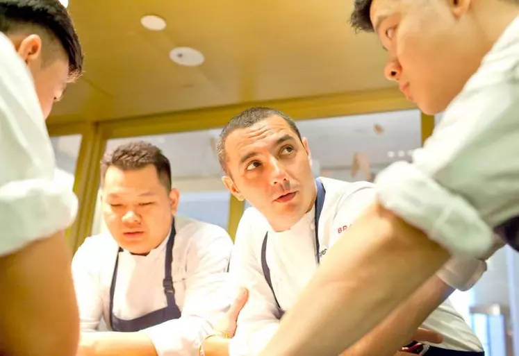 Julien Royer, 36 ans, a également imaginé avec son équipe des plats raffinés pour les clients d’Air France en “business” et “première classe” sur les vols Roissy-Singapour.