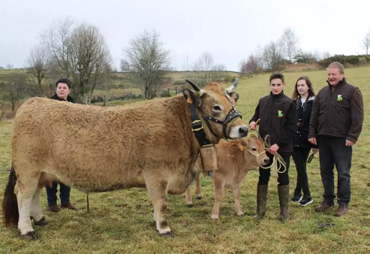 Florence, Philippe, Camille et Rémi Raynal aux côtés de la vache “Heureuse” et de son veau, “Original”.