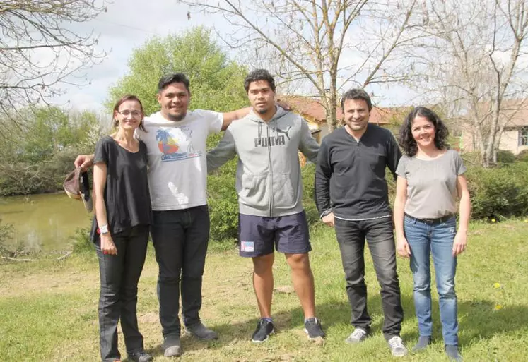 Toki Pilioko et Loïc Pakihivatau entourent Marie Onno, Céline Bouteille et Walter Olombel, du centre de formation omnisports.