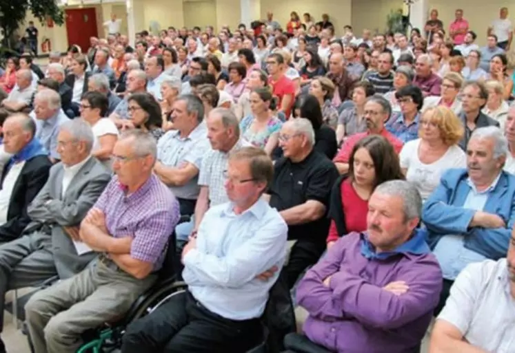 Autour de 650 personnes ont assisté aux débats au cours desquels les conseillers généraux et les parlementaires sont intervenus.