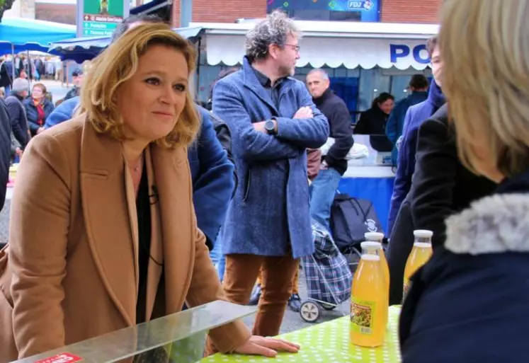 Sur le marché de Maurs, discussion ouverte avec les producteurs, les commerçants et la clientèle, avant de visiter le multiple de Saint-Santin.