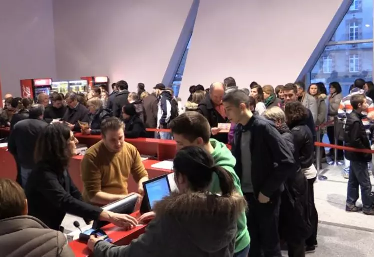 Plus de 400 personnes ont assisté à la première séance.