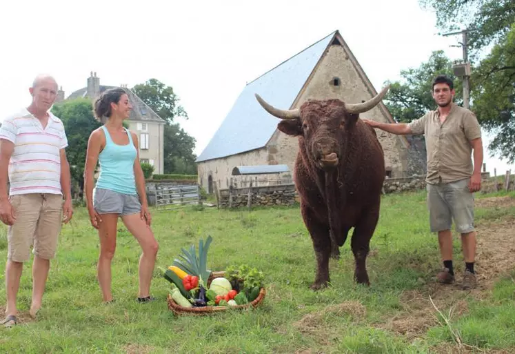 Jean-Pierre, Anaïs et Romain aux côtés de Portan qui semble apprécier les légumes frais...