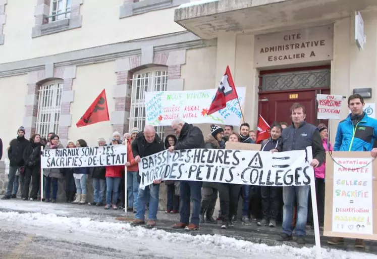 Manifestation devant l’Inspection académique, jeudi dernier.