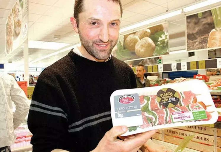 Les JA en pleine action. L’ampleur de la tâche ne leur permettra pas de passer au peigne fin tous les produits.