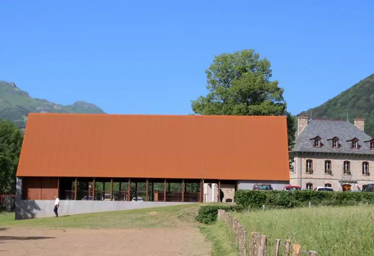 Une halle ouverte, mais équipée d’UN vidéo-projecteur a poussé au cœur du bourg, tandis que l’ancienne école est devenue bâtiment d’accueil pour les associations et les pratiquants de loisirs de plein air.