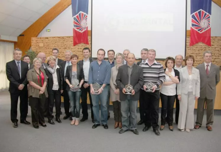 Les lauréats entourés des partenaires, lors de la remise des prix, le 18avril à la CCI du Cantal.