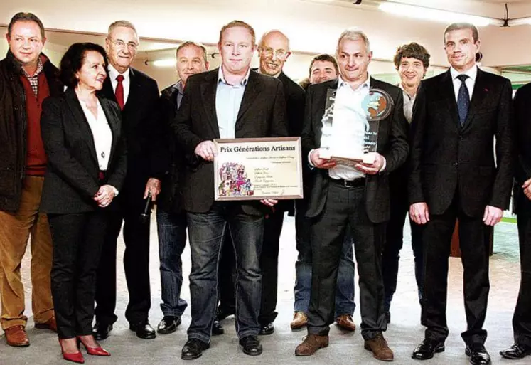 Jérôme Laffaire et Patrick Boisset, fiers de recevoir une distinction de la part de leurs pairs, en présence du préfet du Cantal.