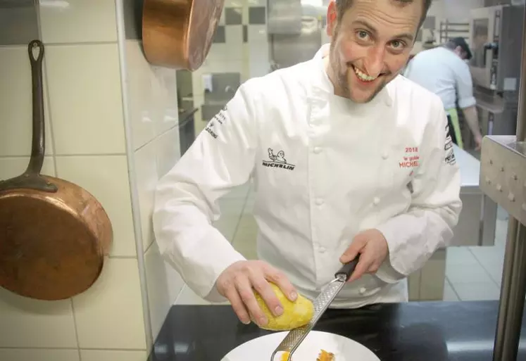 Renaud Darmanin de l’Auberge de la Tour à Marcolès, dans sa blouse auréolée du macaron Michelin et brodée à son nom. 