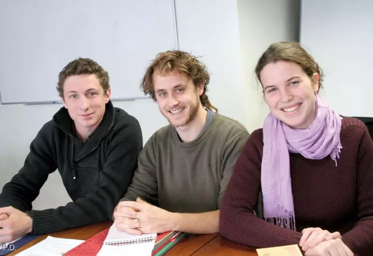 Benoît Serre, Adrien Alet et Bérénice Schouwey : “Les agriculteurs en difficultés sont prêts à tout sacrifier pour continuer d’exploiter”.