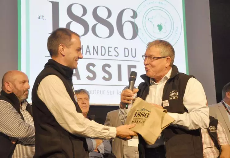 Passage de témoin entre Tony Cornelissen, président du Sidam, structure à l’origine du projet avec la Copamac, et Benoît Julhes, désormais président de la nouvelle marque.