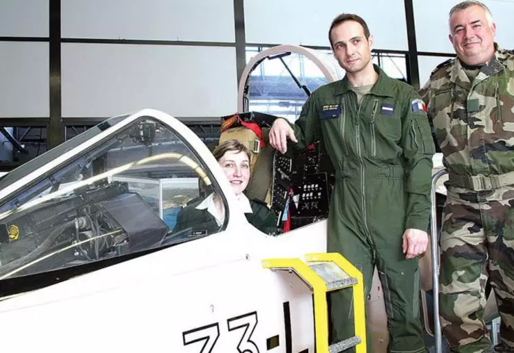 À bord du simulateur de vol du mirage F1, Béatrice Castanier, une réussite et son collègue Christophe Lassaque (à droite).