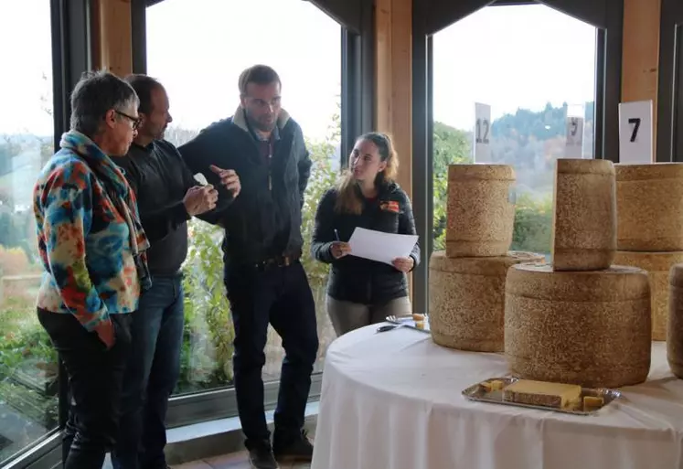 Le jury composé de professionnels a évalué 24 fromages de 2023 et 5 de 2022. Les premiers prix ont été décernés samedi soir à Vézac, après que le public se soit lui aussi exprimé.
