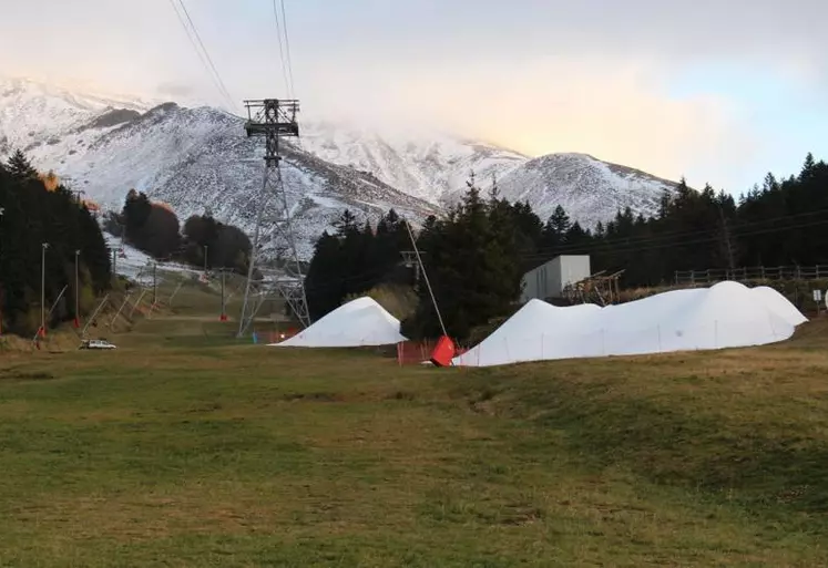 Les premiers flocons ont fait leur apparition sur le Plomb du Cantal et les sommets environnants, alimentant l'impatience et la motivation redoublée de tous les acteurs de la montagne.