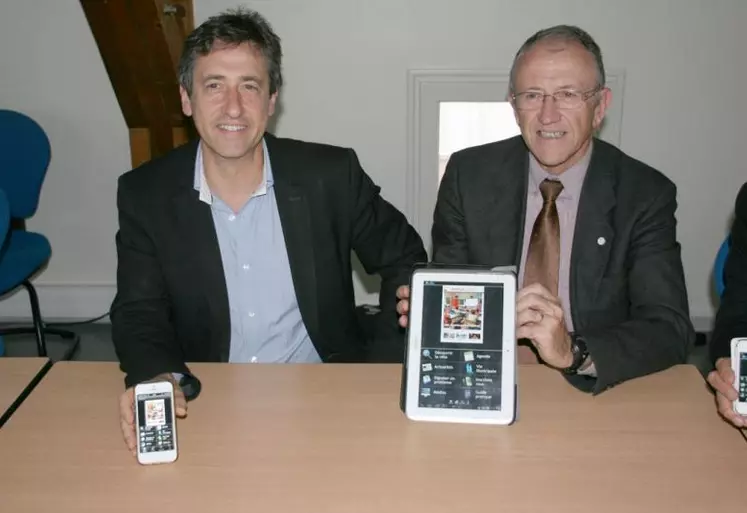 Pierre Mathonier, maire d’Aurillac, et Albert Vinas, groupe La Poste, ont présenté la nouvelle application pour smartphone de la Ville... histoire d’être encore plus proche des concitoyens “et de leur donner accès à plus d’informations sur la cité”, insiste le maire.