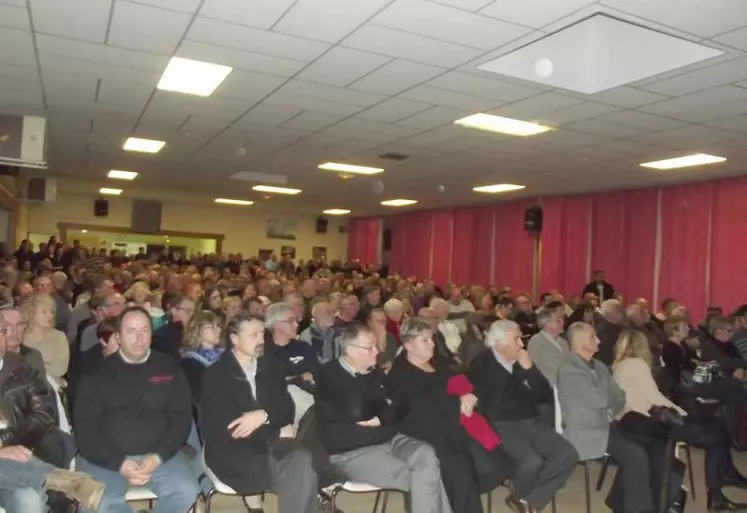 Salle comble à Lanobre pour rencontrer l’entrepreneur Ali El Hefnawy venu présenter son projet Valcastel à la population locale.