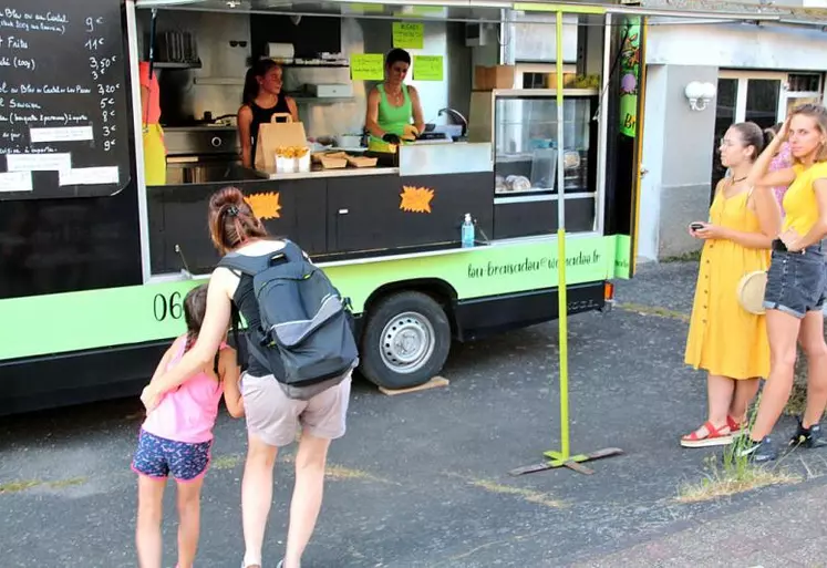 Principe : le camion fait halte dans les villages et propose des plats cuisinés à base de produits fermiers, à emporter ou consommer sur place.