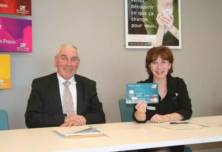 André Janot et Muriel Anweiler présentant la carte sociétaire dont l’utilisation a permis en 2012 de récolter 212 000 € reversés dans le secteur de l’aide à la personne, de l’éducation et de l’apprentissage.