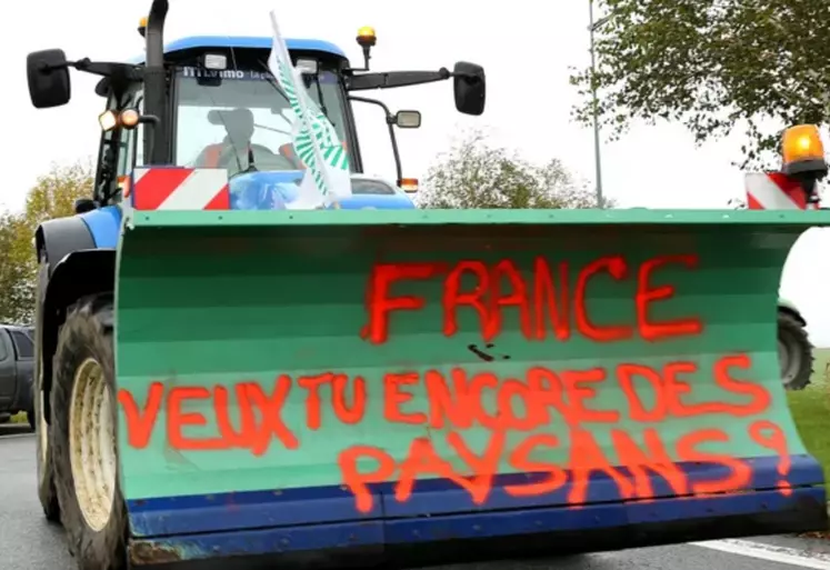 Manifestation des agriculteurs dans toute la France avec tracteurs et blocage des routes pour exiger moins de normes et plus de prix