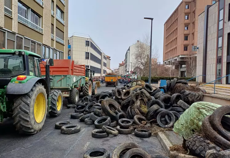 La mobilisation continue ! A l'heure où nous bouclons notre journal, les agriculteurs de la FDSEA et des JA de Haute-Loire poursuivent leurs actions sur les axes stratégiques du département à Pradelles, Brioude et St Ferréol d'Auroure, au moyen de barrages filtrants pour ralentir la circulation des voitures et surtout interdire l'entrée des poids lourds chargés de marchandises sur la Haute-Loire. Au passage, les manifestants procèdent à une vérification de la cargaison des camions (en particulier l'origine 