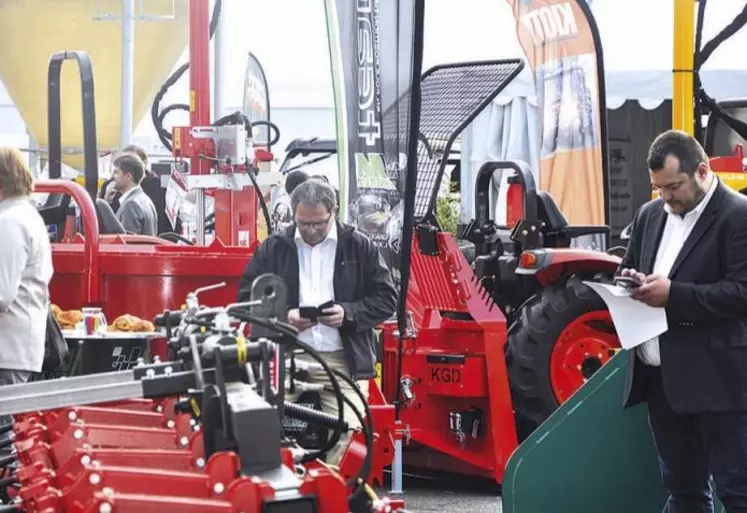 Pour les agriculteurs, la situation engendre des délais d’attente plus longs après commande, qui s’échelonnent en moyenne de deux à quatre mois.