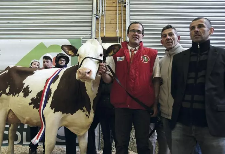 De gauche à droite : Irebranche, Roland Valentin, Franck Villevieille, technicien bovin lait à la chambre d’agriculture, et Olivier Delair qui a jugé les Montbéliardes.