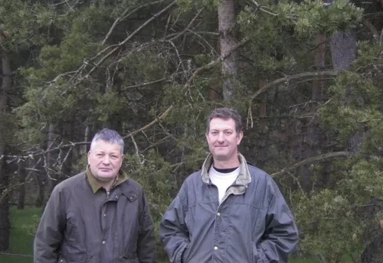 Sébastien Rocher, exploitant de l’EARL du Couffinet et à sa droite Frédéric Jauvert, conseiller forêt à la chambre d’agriculture de Lozère.