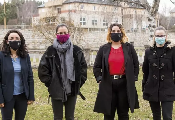 Chloé Mourgues, Thaïs Teissedre, Mélissa Hernandez et Caroline Combes sur le lieu de leur futur potager bio.