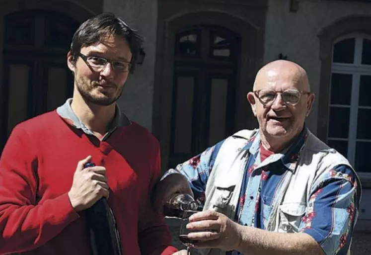 Jean-Benoît Goulabert, vigneron à Villefort et producteur d’Isabelle (à gauche) et Dominique Garrel, président du réseau fruits oubliés.