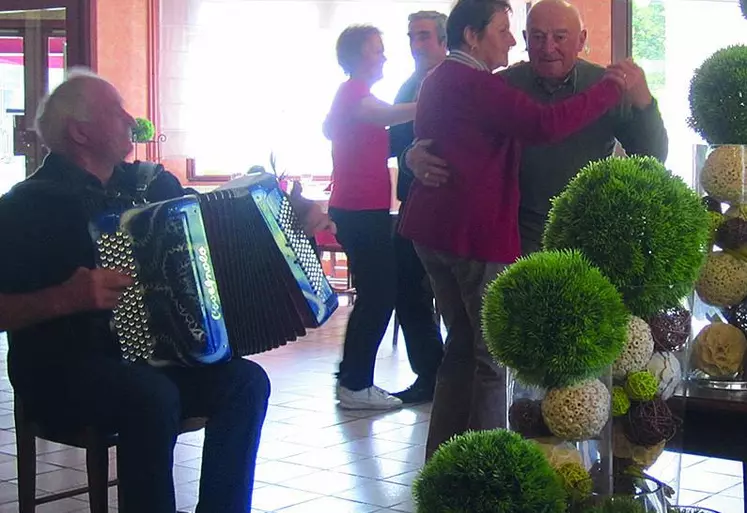 Atmosphère conviviale et dansante après le repas.