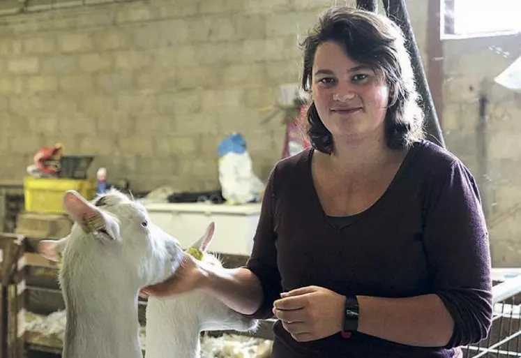 Manon Moorleghem vend sa production à la Fromagerie des Cévennes.