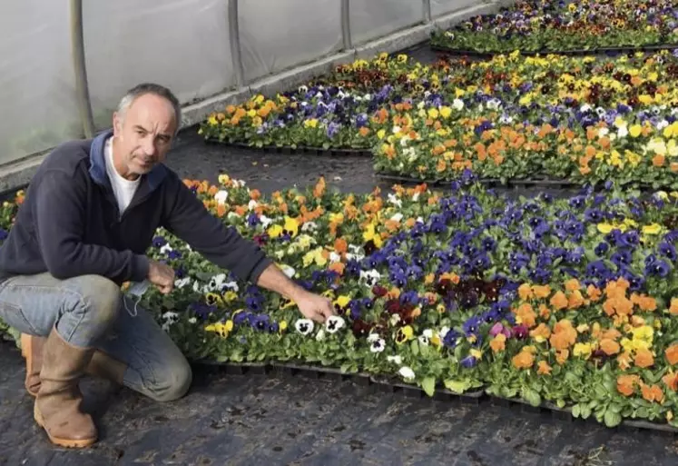 Serge Maugein devant ses pensées, destinées à la benne.