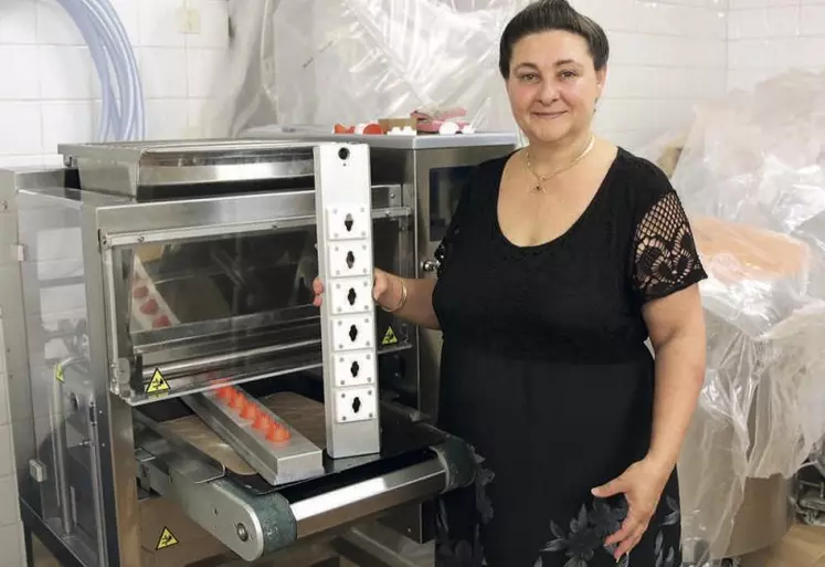 Pour confectionner plus rapidement les divers catégories de biscuits, Agnès Valéro utilise une dresseuse.