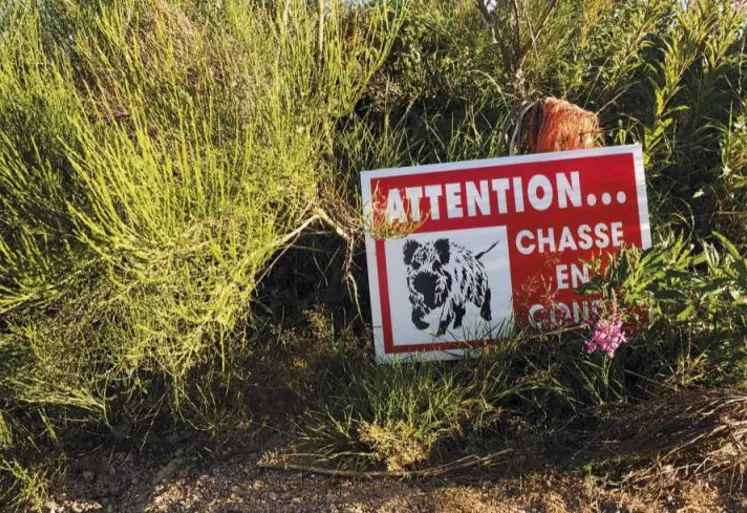 La pose de panneaux de signalisation sur les chemins et voies publiques permet d’informer les personnes se rendant dans la zone qu’une chasse a lieu.