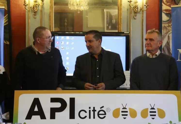 Henri Couderc, président du parc national des Cévennes, Laurent Suau, maire de Mende et Henri Clément, président du syndicat des apiculteurs lozériens.