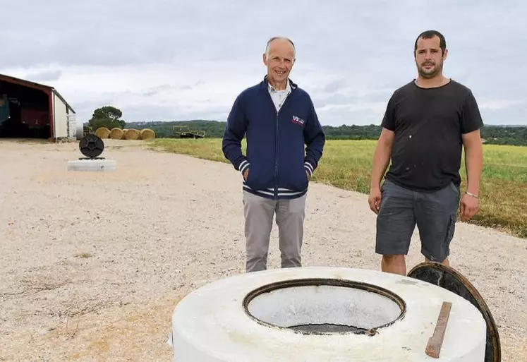 Alain Savignac et Didier Treilles au-dessus de la cuve enterrée.