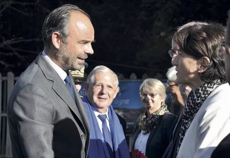 Échange entre le Premier ministre et la présidente du conseil départemental de Lozère, Sophie Pantel, qui siège au comité de Massif central.