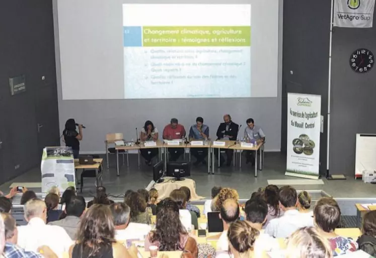 La table ronde regroupait Bruno Dufayet, président de la Confédération nationale de l’élevage (CNE) et de la commission enjeux sociétaux chez Interbev, Henri Landes, maître de conférences à Sciences Po Paris et fondateur de Climates, Richard Moine, éleveur dans l’Allier et élu à la chambre d’agriculture de l’Allier, Maud Bouchet, de Coop de France Aura et Jérôme Orvain, conseiller régional Nouvelle-Aquitaine, délégué à l’agro-écologie.