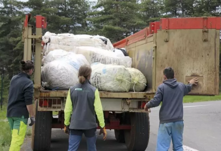 Comme chaque année depuis plus de 20 ans, la collecte des plastiques agricoles organisée par le Copage bat son plein sur le département. En 2022, 27 points de collecte ont été mis en place à destination des agriculteurs.