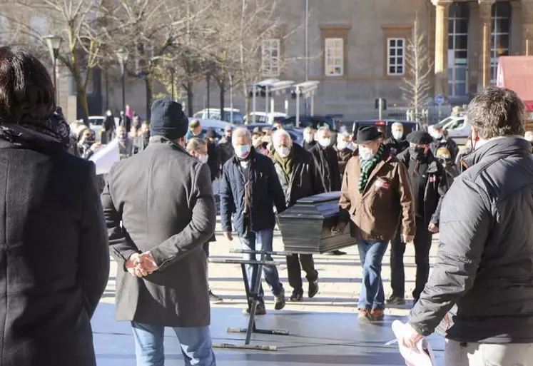 Près de 200 personnes se sont retrouvées sur le parvis de la cathédrale de Mende, lundi 23 novembre, à l’appel de l’Union des métiers et des industries de l’hôtellerie de Lozère (UMIH 48) pour demander la réouverture des commerces jugés « non essentiels ».